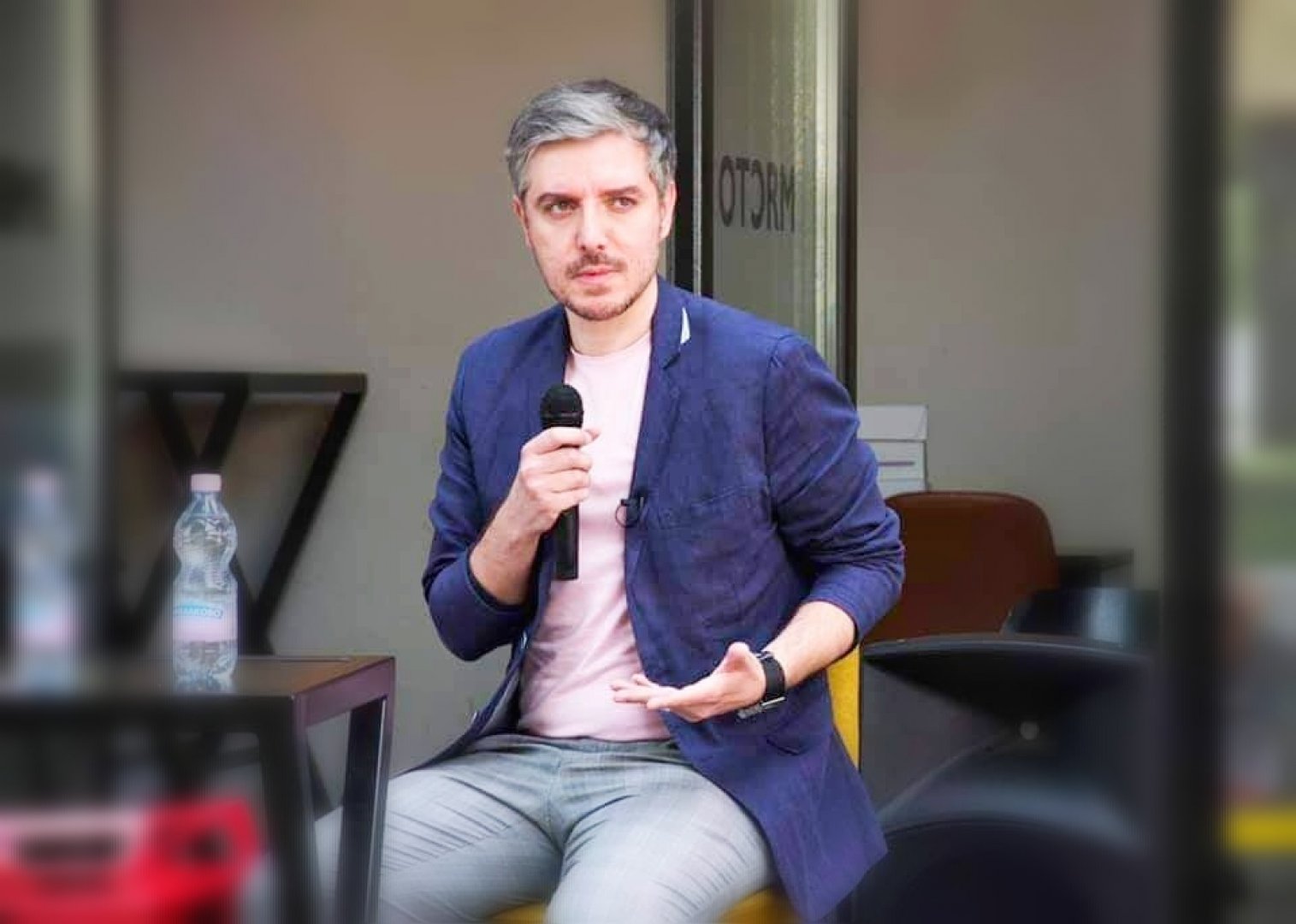 Журналистът Даниел Ненчев представя сборник с 30 интервюта на известни артисти в Бургас - E-Burgas.com
