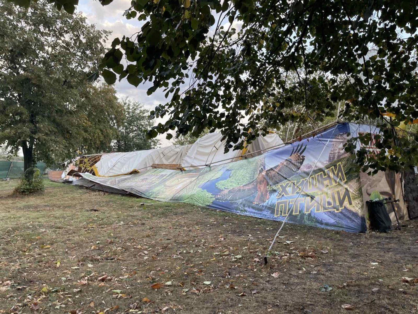 Бурята събори шатрата на терариума в парк 