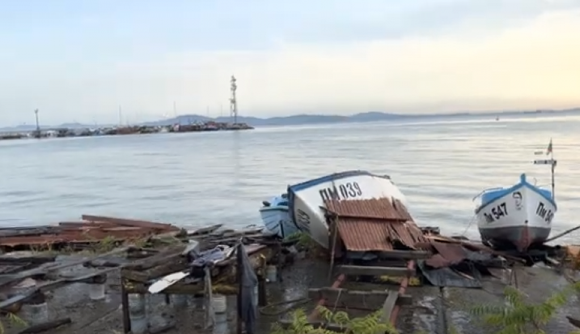 Бедствие в Поморие: Бурята завлече десетки лодки в морето, човек е паднал зад борда (видео) - E-Burgas.com
