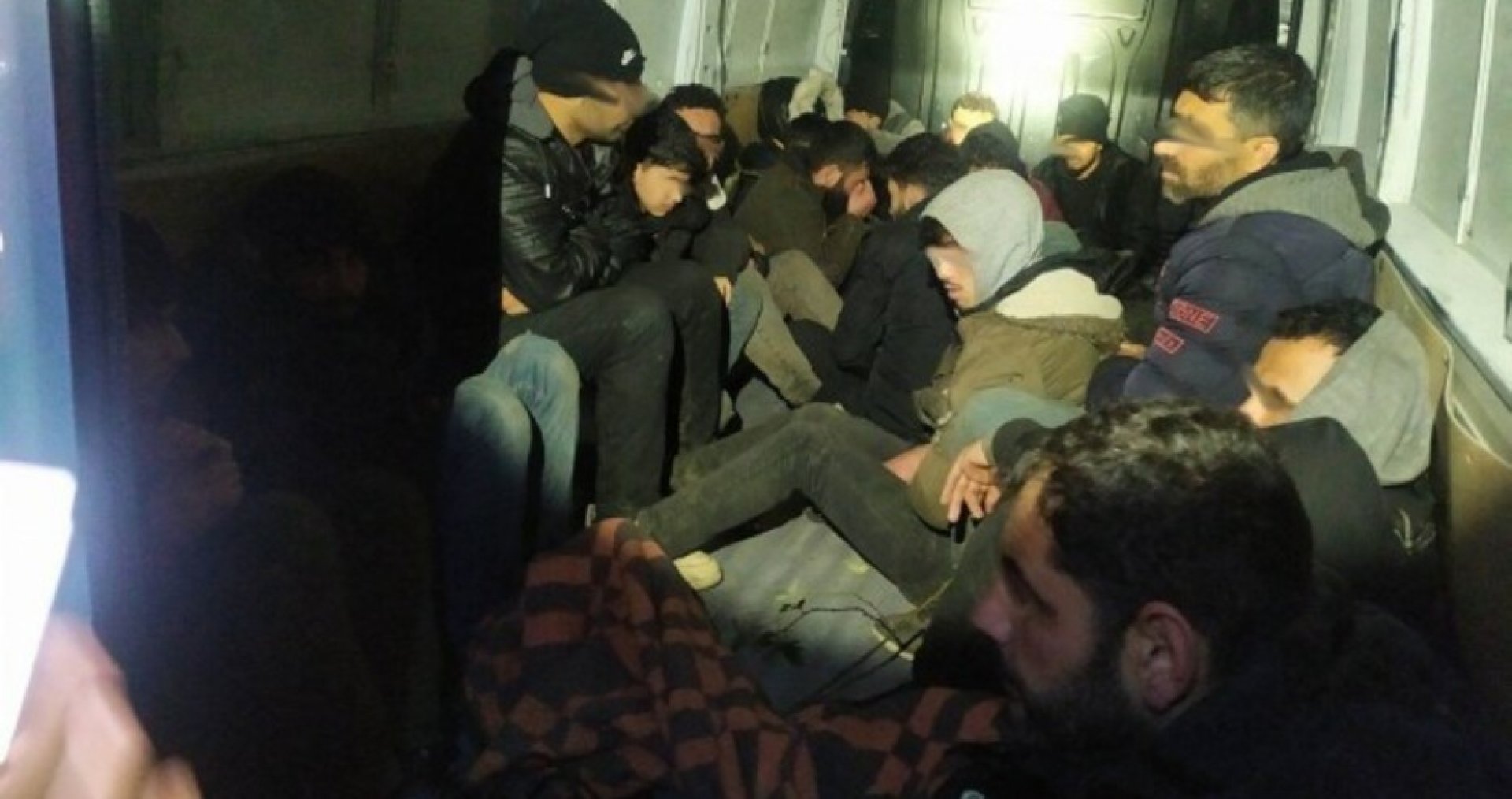 Полицията хвана турски каналджия с 20 сирийци в Тополовград - E-Burgas.com