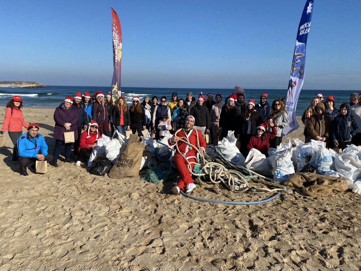 Доброволци събраха 52 чувала боклук от плаж Аркутино - E-Burgas.com