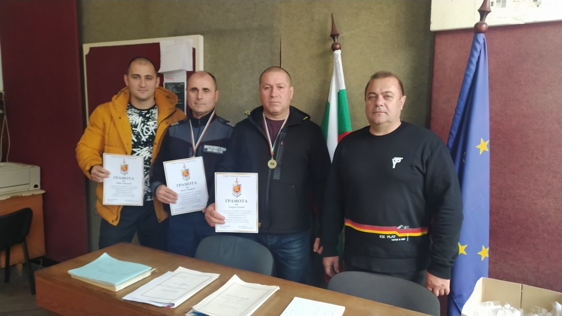 Бургаски полицаи дариха 1 480 лв. на семейството на загинал свой колега от Пазарджик - E-Burgas.com