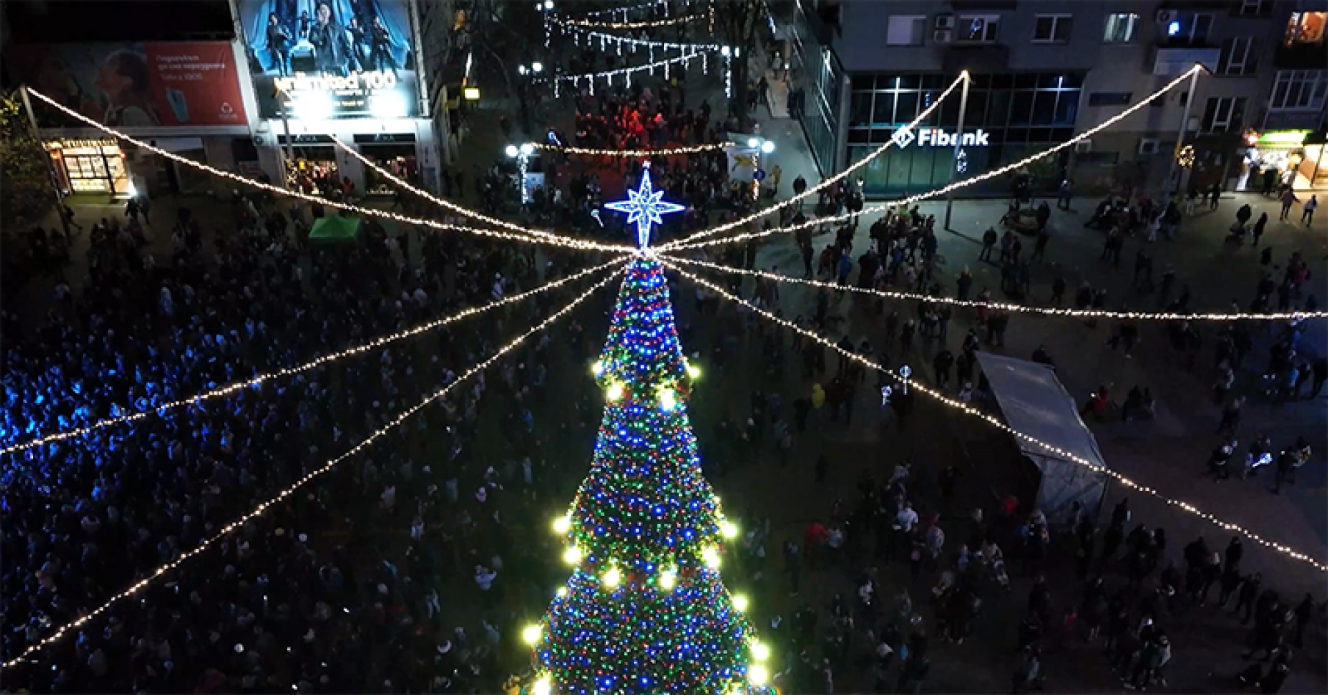 Коледният дух е тук! Най-високата елха в България светна в Бургас на Никулден (видео 4K)  - E-Burgas.com