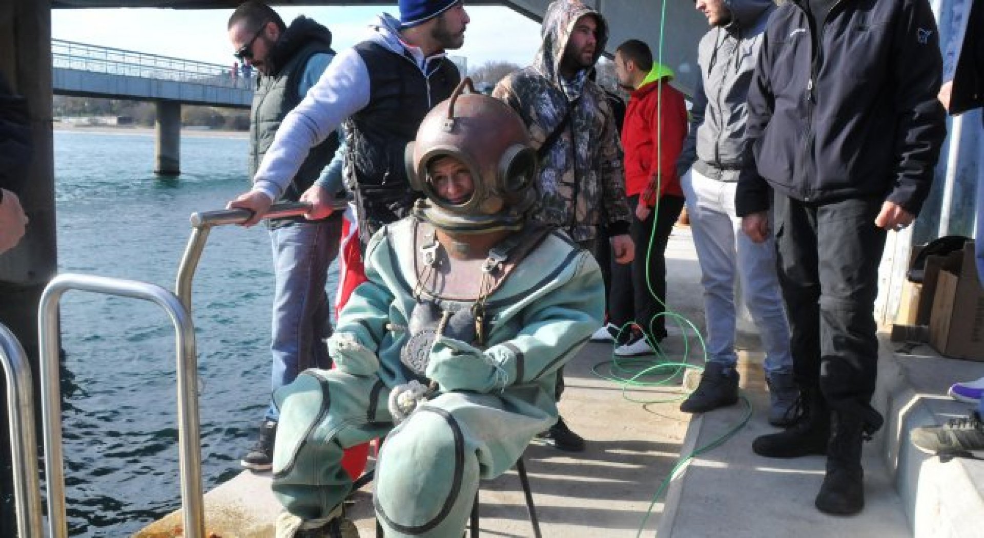 Ретро гмуркане с 90-килограмов водолазен костюм в Бургас - E-Burgas.com