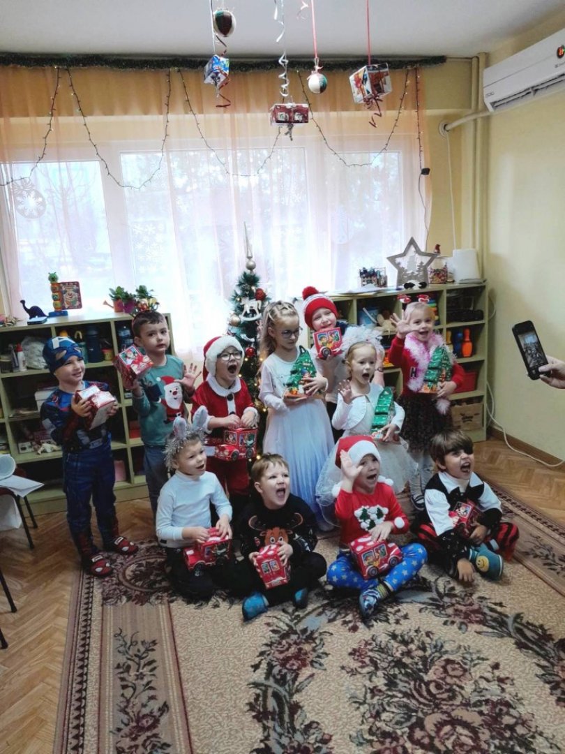 Дядо Коледа посети бургаските украинчета (Снимки) - E-Burgas.com