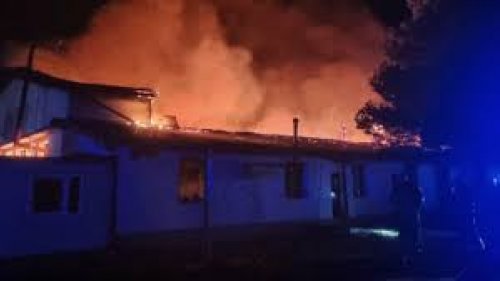 Пожар пламна в карнобатско училище, местни и айтоски огнеборци гасиха пламъците - E-Burgas.com