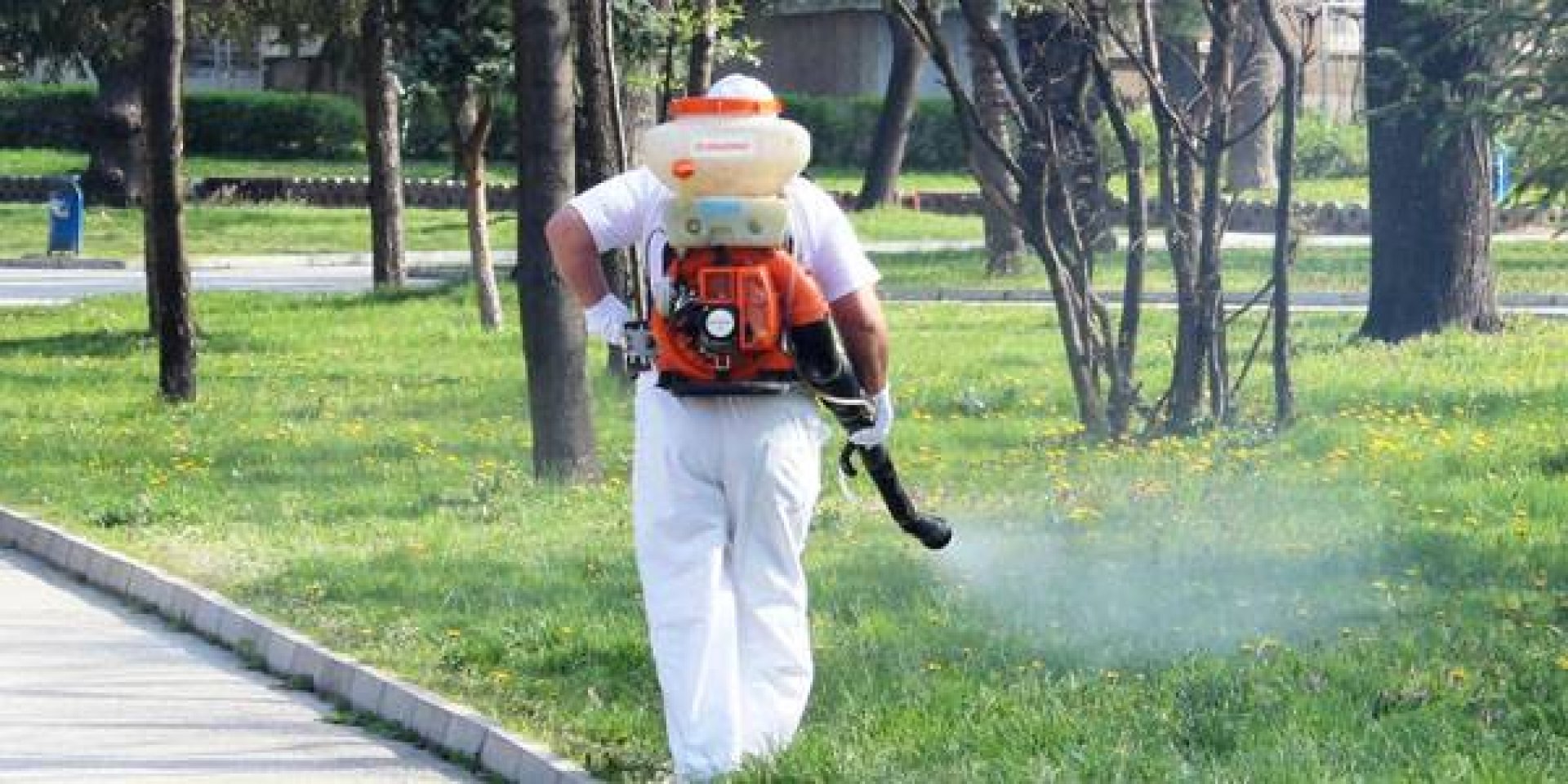 Продължава пръскането на тревни площи и паркове против кърлежи - E-Burgas.com