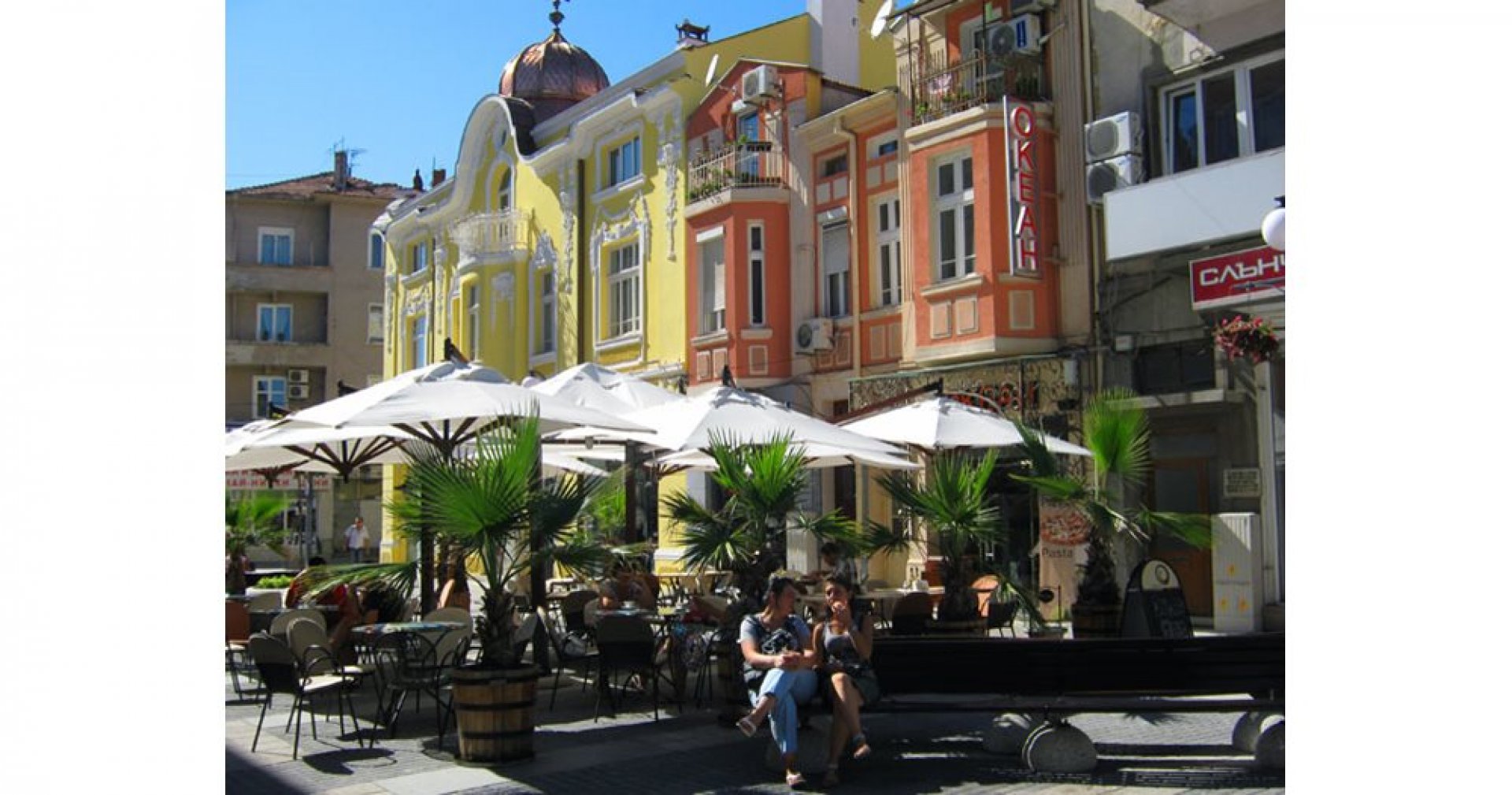 Сенниците и чадърите в Бургас в еднакви цветове - E-Burgas.com