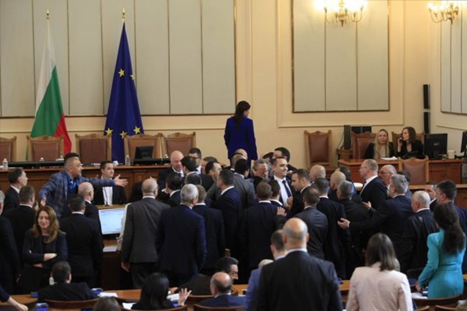 17 депутати с наказания заради саморазправата в парламента - E-Burgas.com
