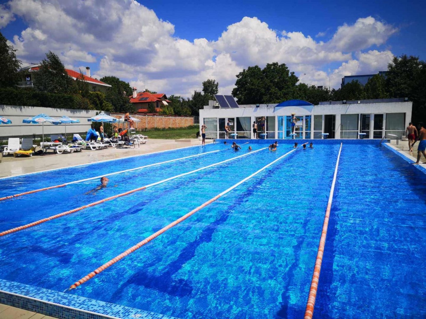 Откритите плувни басейни в Бургас отварят за посетители - E-Burgas.com