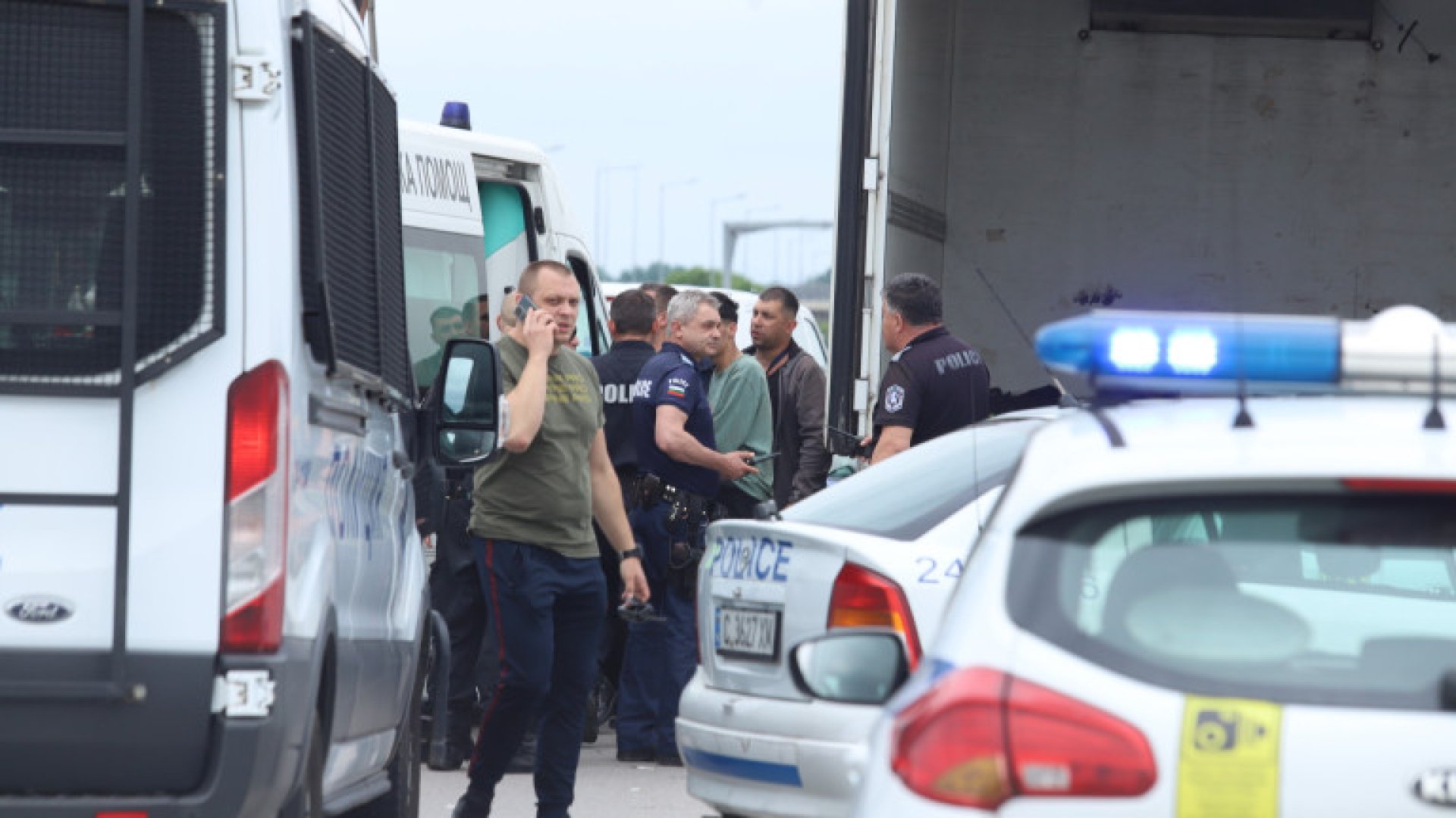 Заловиха 80 мигранти в камион - E-Burgas.com