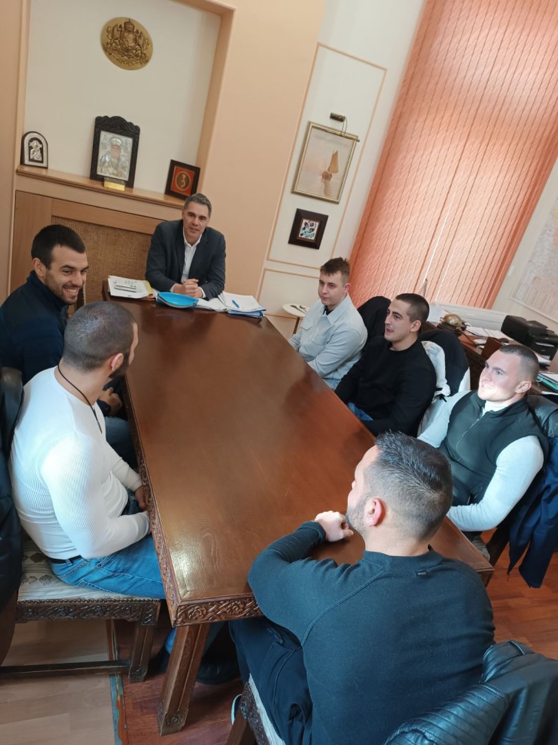 Областният управител с жест към първенците, спасили кръста на Богоявление в Бургаска област - E-Burgas.com