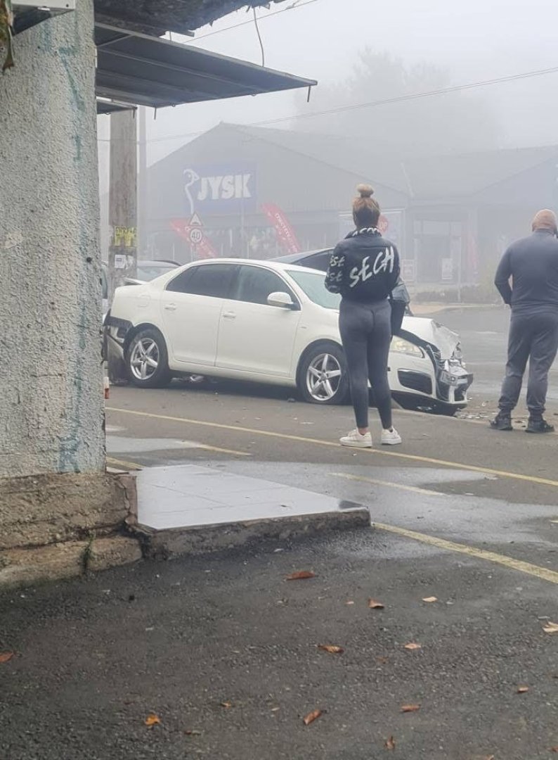 Челен сблъсък между автобус и лек автомобил в Бургас при гъста мъгла - E-Burgas.com