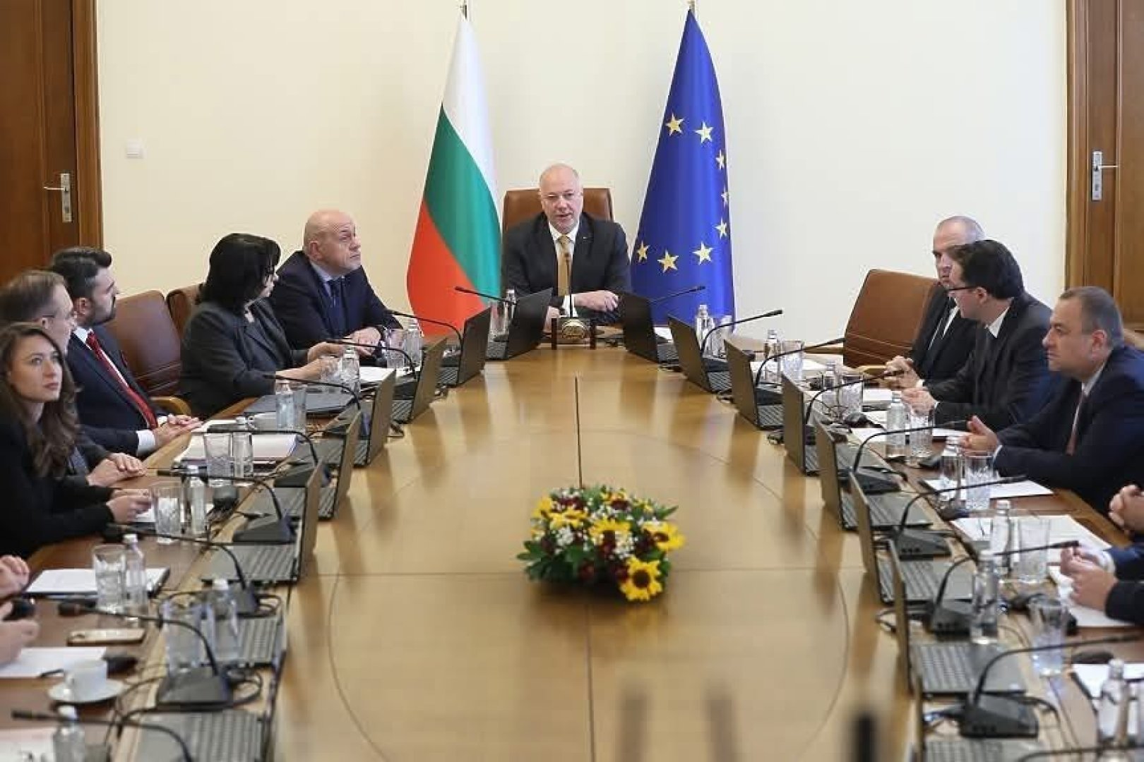 Бюджет на относителността: България влиза в еврозоната с нови евро, но със старите проблеми - E-Burgas.com