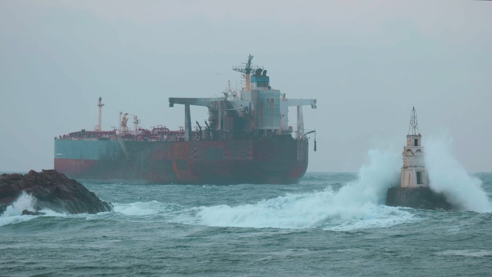 УДАРЪТ ПО ТАНКЕРА KAIROS – КЪДЕ СВЪРШВА ПОЛИТИЧЕСКИЯТ ПРЕТЕКСТ И КЪДЕ ЗАПОЧВА НАРУШЕНИЕТО НА МЕЖДУНАРОДНОТО ПРАВО - E-Burgas.com