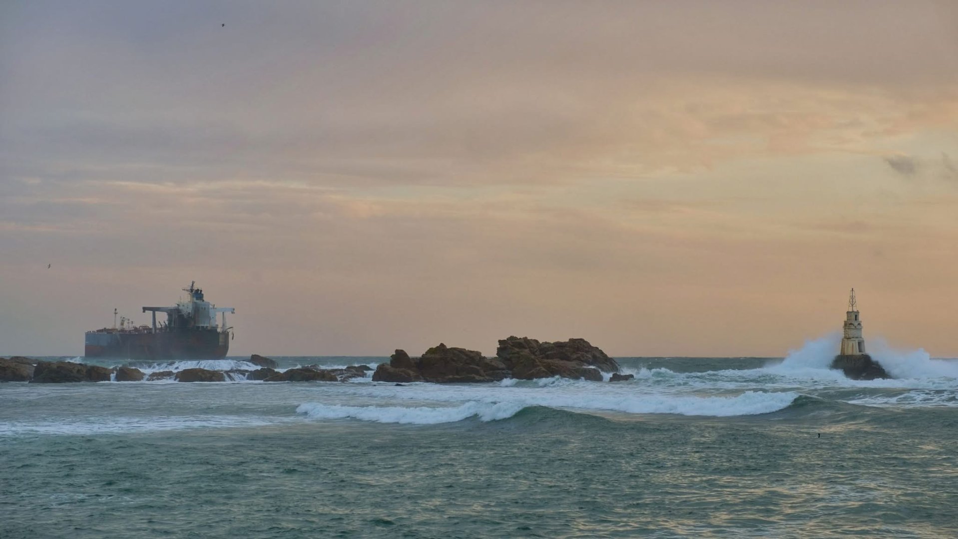 АЛАРМА: ПЛАВАЩ РИСК В ОБЩ ВОДЕН БАСЕЙН, ИНСТИТУЦИОНАЛНО МЪЛЧАНИЕ И ОПАСНИ РЕШЕНИЯ - E-Burgas.com