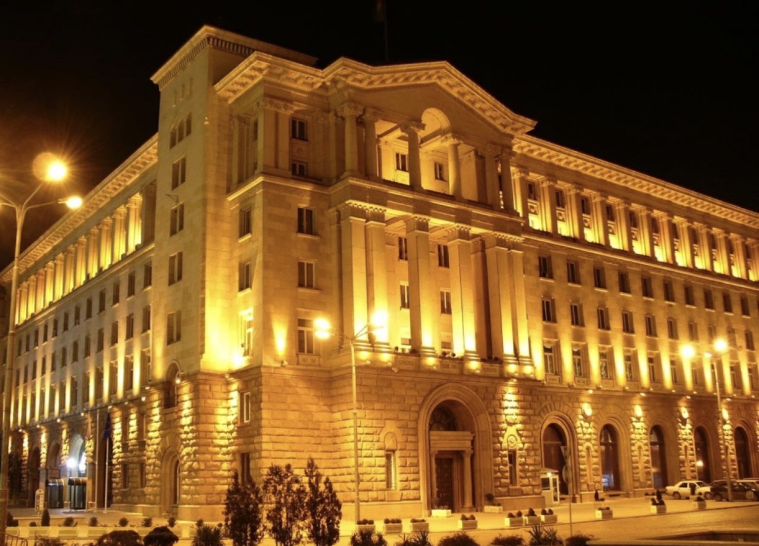 Анализ: България влиза в 2026 с разпаднало мнозинство, задаващи се избори и битка за контрол над…. - E-Burgas.com