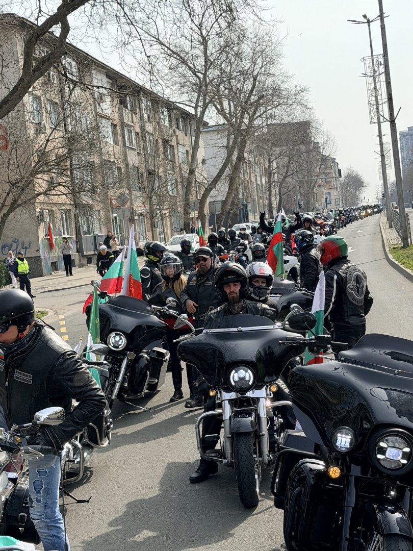 „Пътят на свободата“ изпълни Бургас – стотици мотористи почетоха 3 март - E-Burgas.com