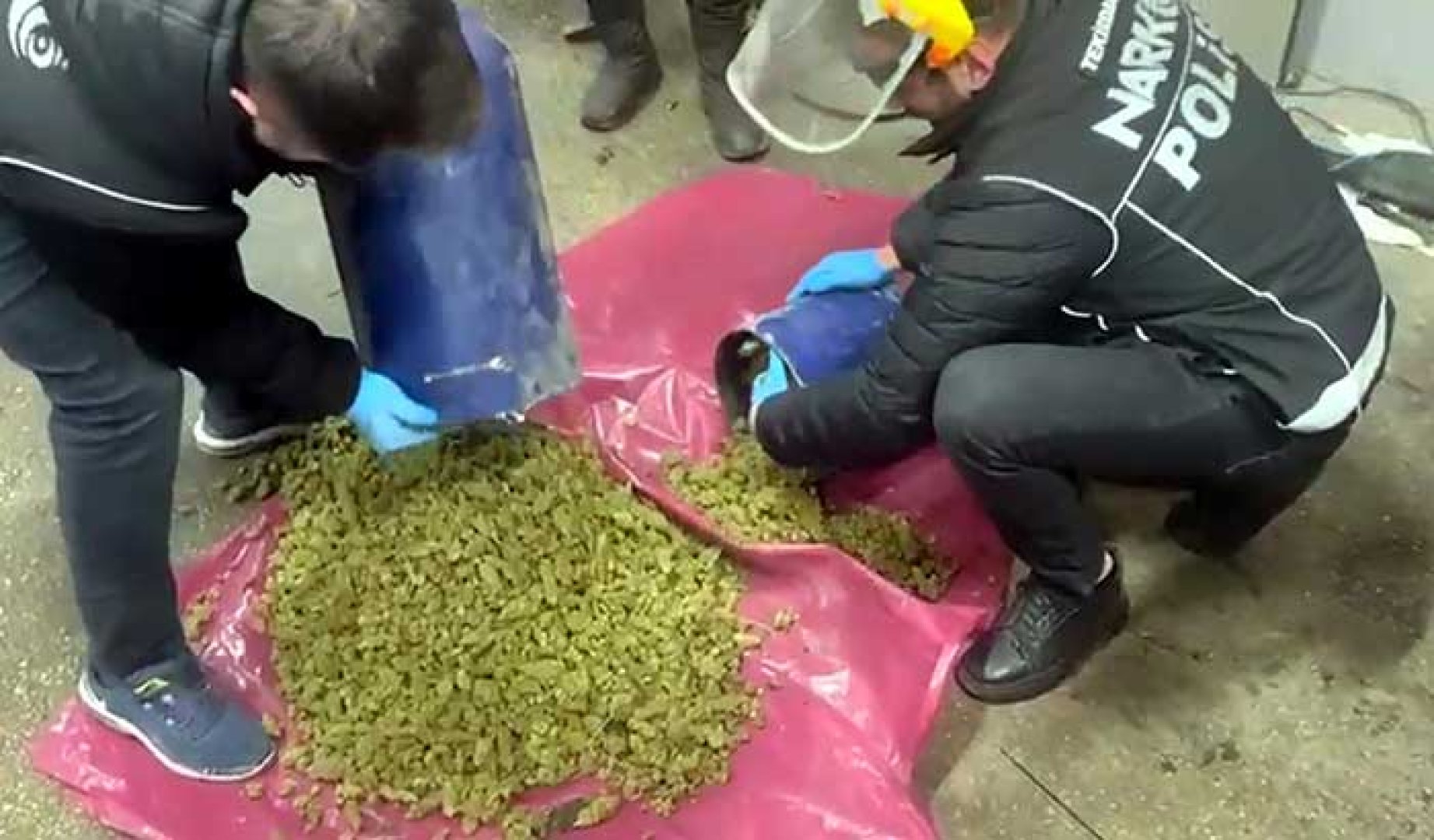 БЪЛГАРСКА КОЛА ХВАНАТА С ДРОГА В ТУРЦИЯ: 24,5 КГ ТРЕВА СКРИТА В РЕЗЕРВОАРИ - E-Burgas.com