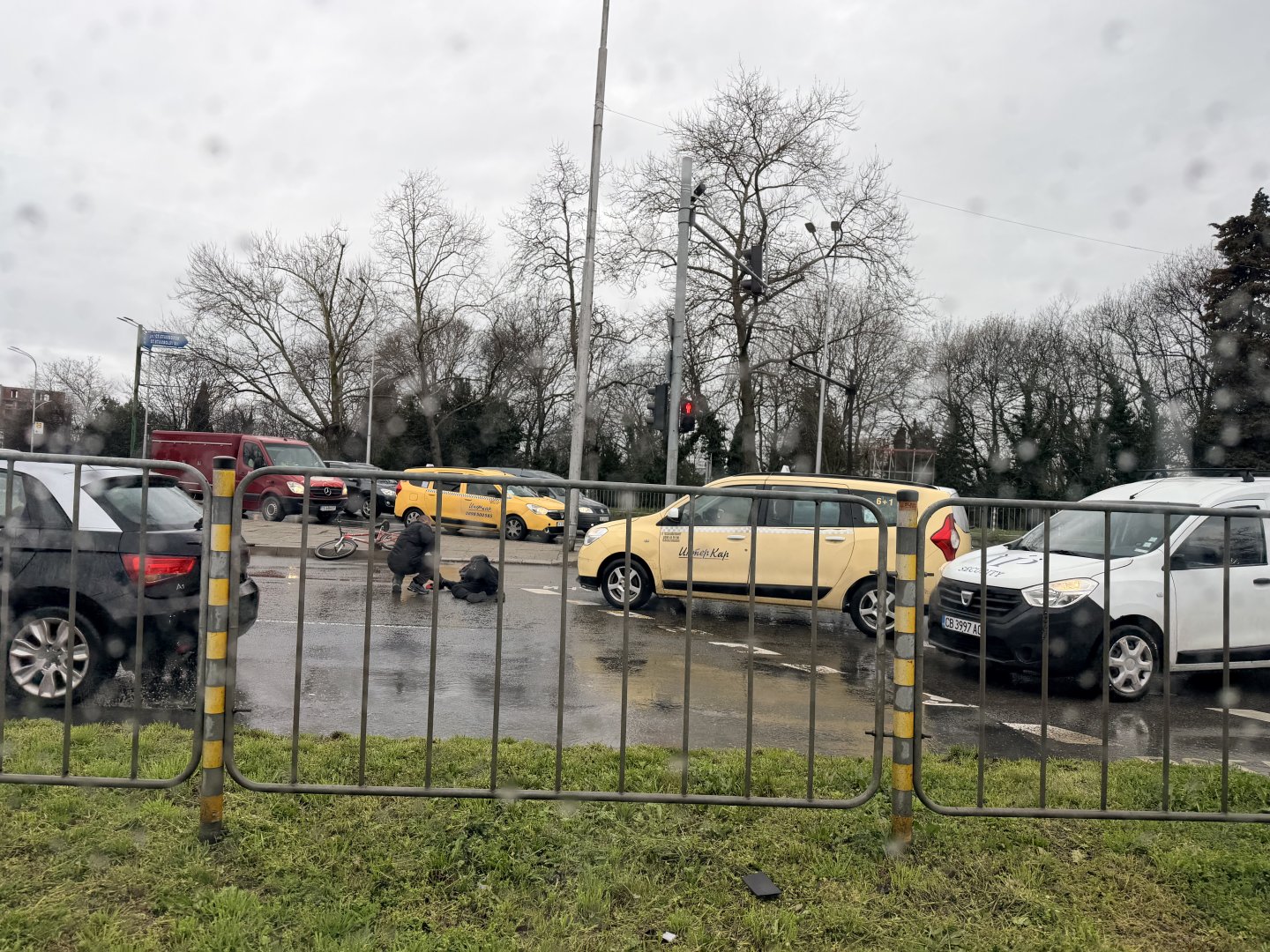 Такси помете велосипедист на кръстовище до Окръжна болница в Бургас - E-Burgas.com