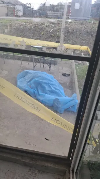 ТРИ ЧАСА И ПОЛОВИНА ЧАКАНЕ: ПОЧИНАЛ МЪЖ ЛЕЖА ПРЕД МАГАЗИН В ДИМЧЕВО, ДОКАТО ИНСТИТУЦИИТЕ МЪЛЧАТ - E-Burgas.com