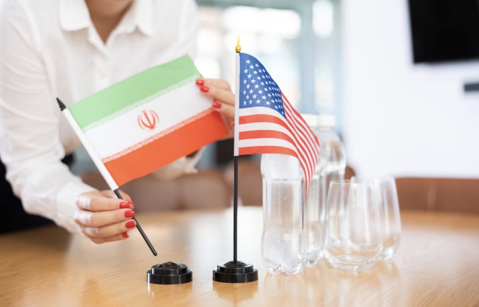 НА РЪБА НА СДЕЛКА ИЛИ НА НОВ ВЗРИВ: САЩ И ИРАН СЯДАТ НА МАСАТА, ДОКАТО РЕГИОНЪТ ЗАДЪРЖА ДЪХ - E-Burgas.com