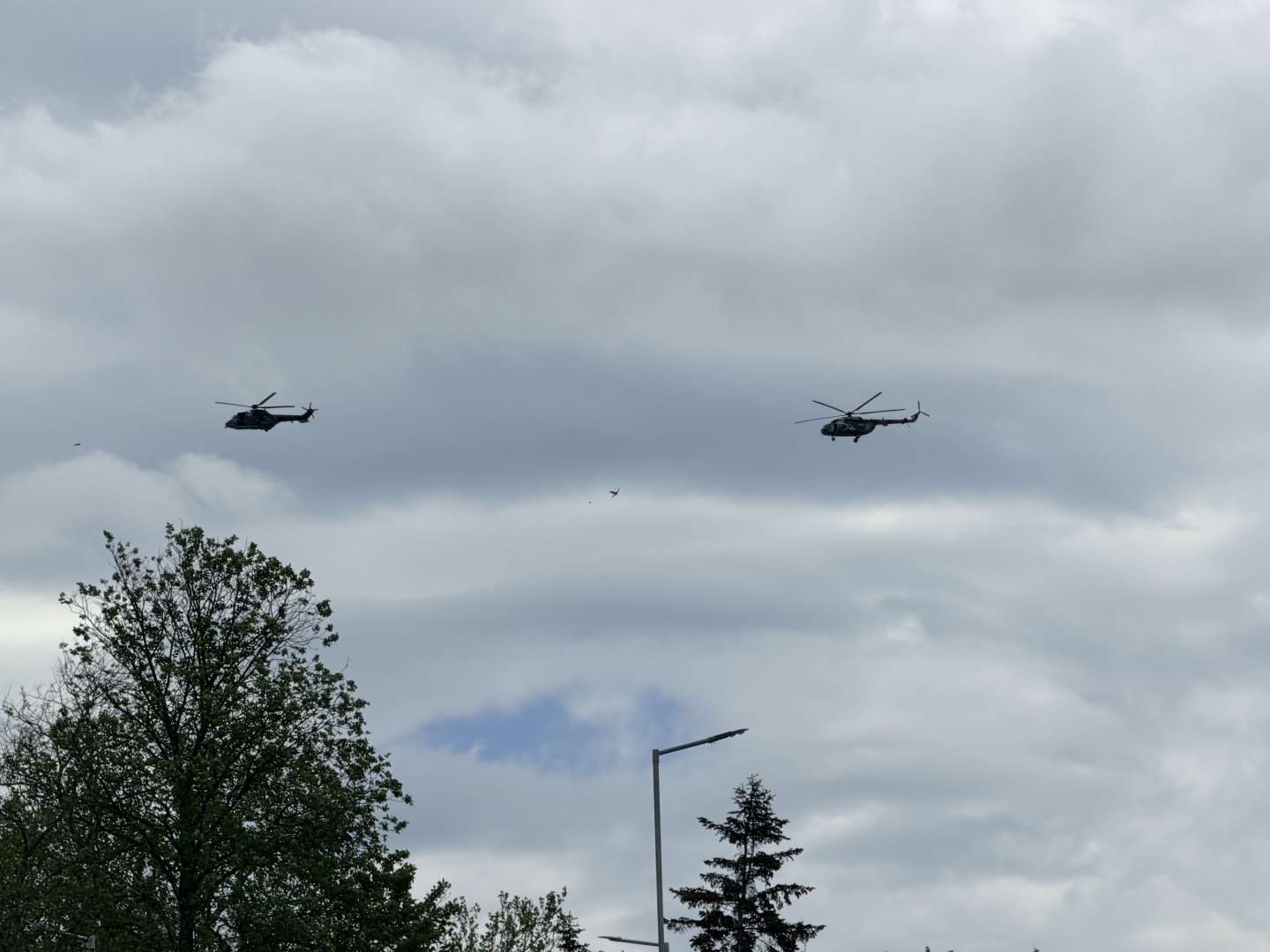 Какво се случва? Военни хеликоптери обикалят с часове над Бургаско - E-Burgas.com