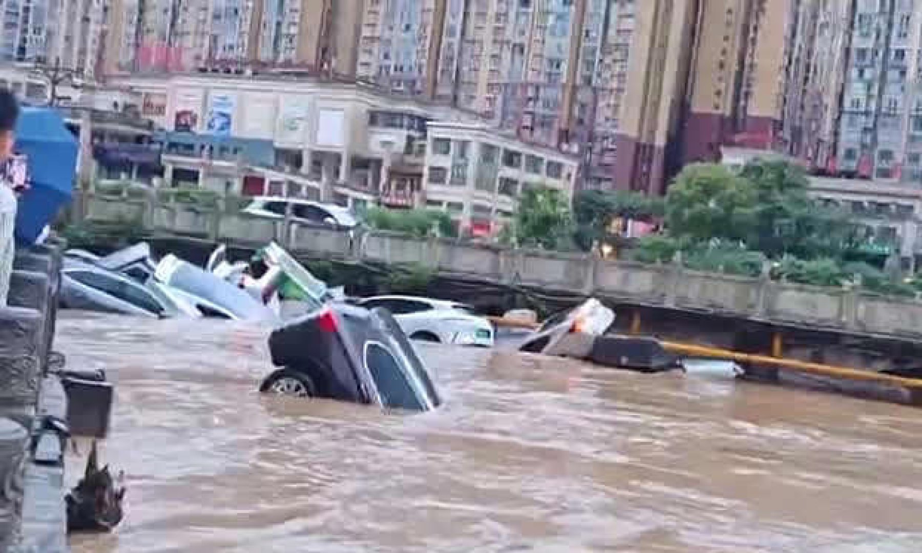 Китай под вода: Рекордни порои убиха десетки, цели градове потънаха в хаос - E-Burgas.com