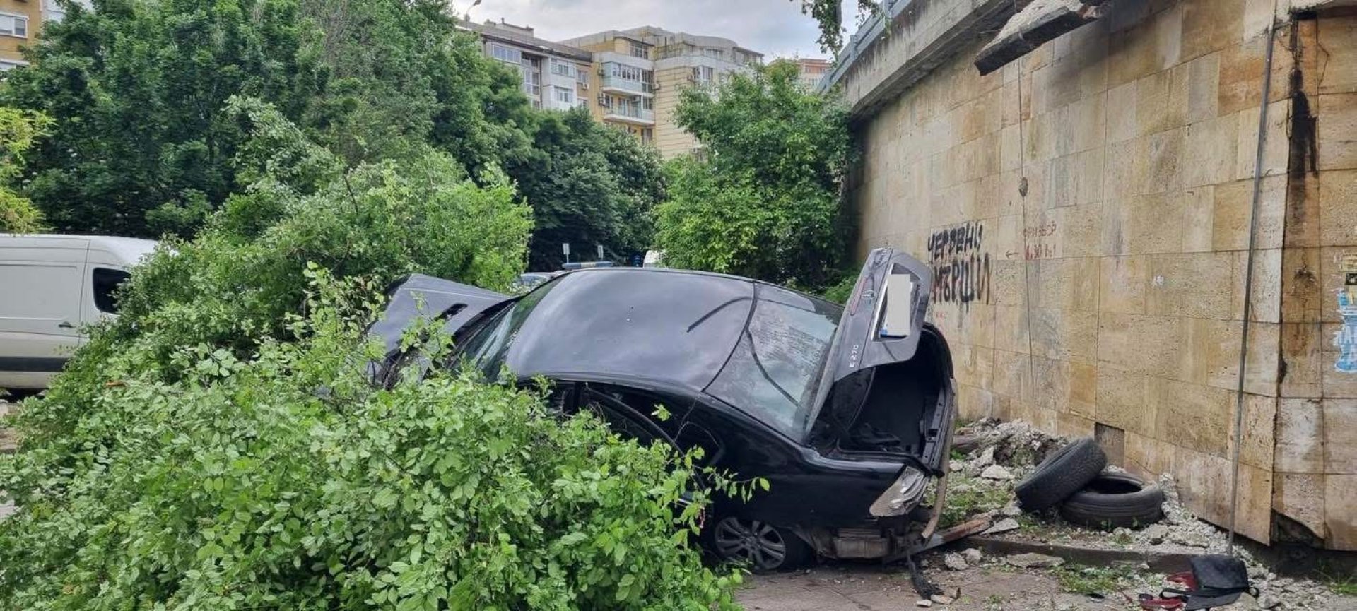 Мигрантски канал завърши с полет от надлеза в Бургас. Шофьорът избяга и заряза трима мароканци в смазания автомобил - E-Burgas.com