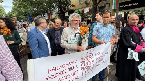 Емануела в конфликт със свекърва си. Бившата жена на Динко Динев мрази певицата. - E-Burgas.com