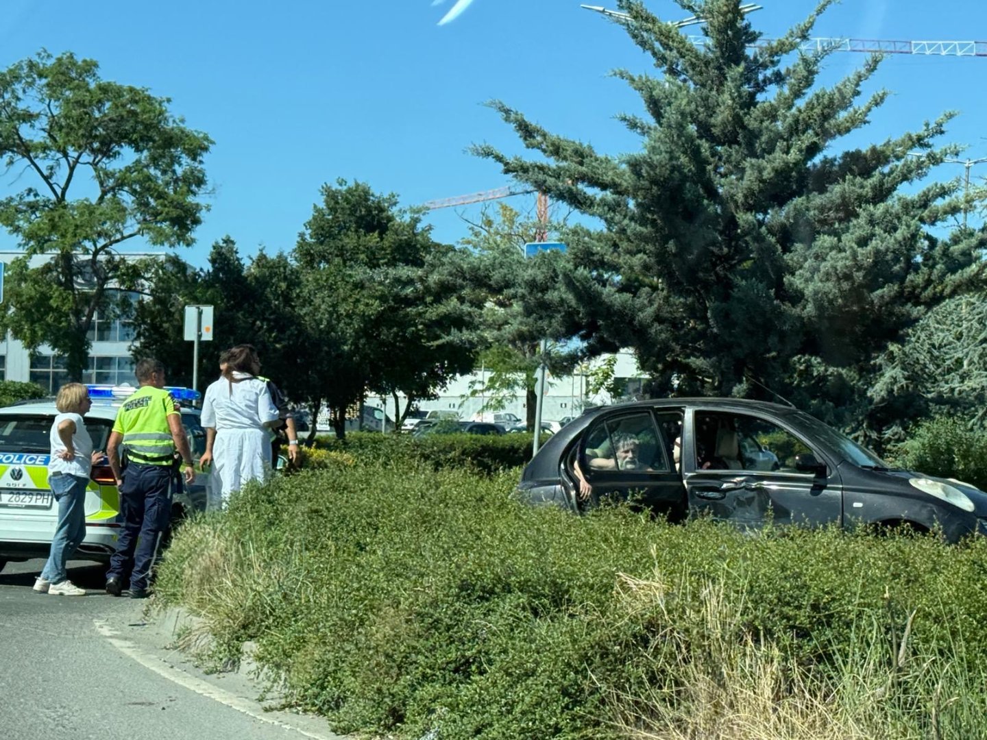 Градски автобус удари лек автомобил на кръговото до КАТ в Бургас. Колата излетя извън платното и се удари в стълб - E-Burgas.com