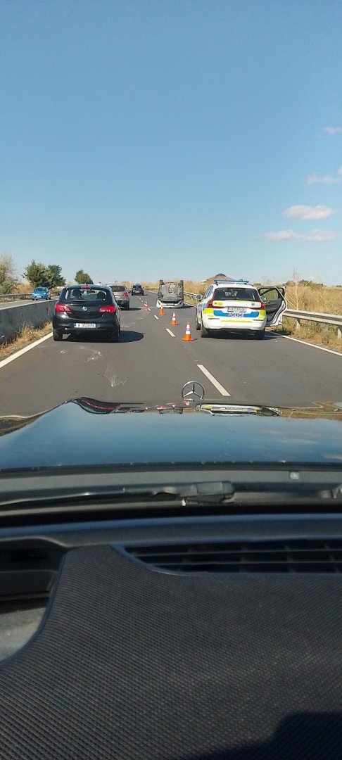 Автомобил се обърна по таван на пътя Поморие-Бургас, движението е затруднено - E-Burgas.com