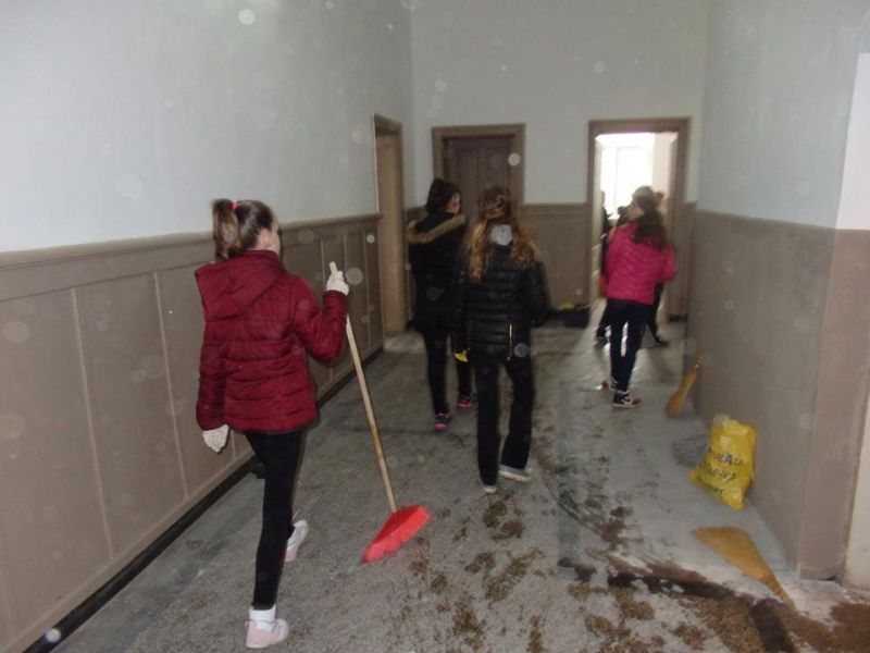 Карнобатски ученици хванаха метлите и парцалите, за да почистят новото си школо (снимки)	 - E-Burgas.com