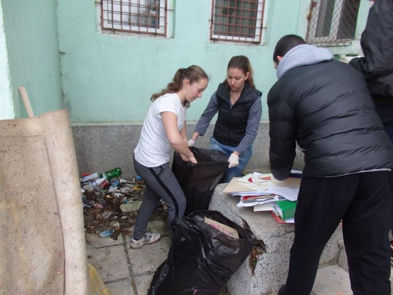 Карнобатски ученици хванаха метлите и парцалите, за да почистят новото си школо (снимки)	 - E-Burgas.com