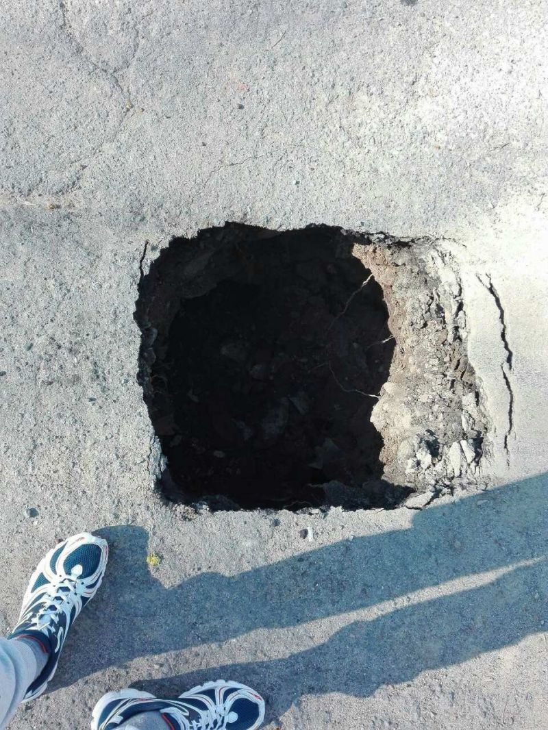 Огромна дупка зее на метри от училище в Созопол (снимки) - E-Burgas.com
