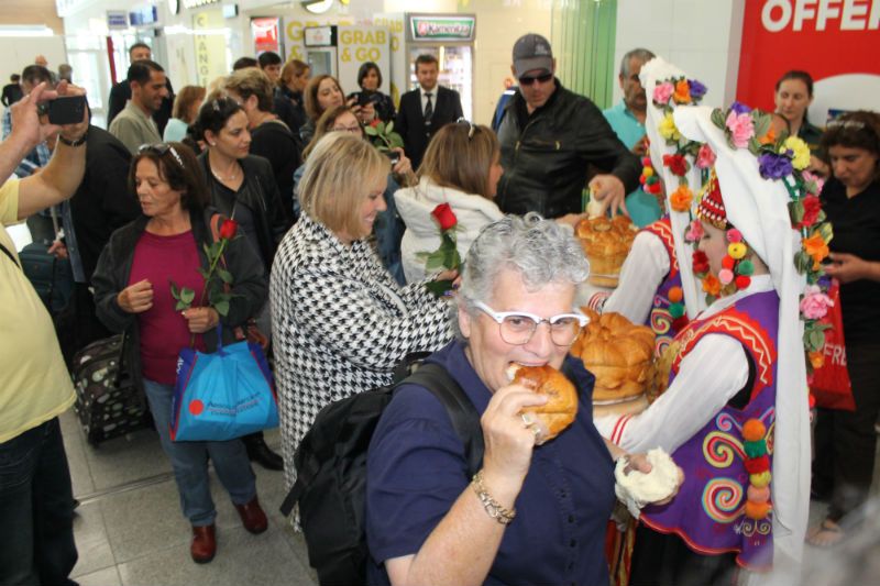 Първите туристи кацнаха в Бургас при засилени мерки за сигурност (снимки)  - E-Burgas.com