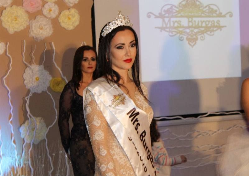  Изумително красивата Калина-жената с цветното име, която стана първата подгласничка на Мисис Бургас - E-Burgas.com