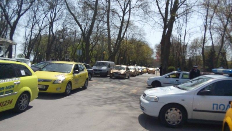 Над 200 таксиметрови шофьори излязоха на протест срещу вдигането на патентния данък - E-Burgas.com