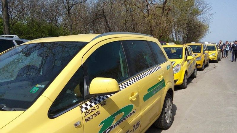 Над 200 таксиметрови шофьори излязоха на протест срещу вдигането на патентния данък - E-Burgas.com