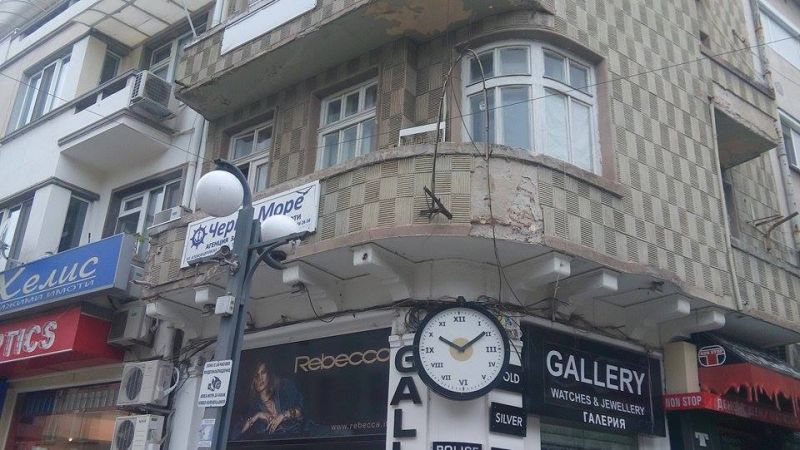 Внимание! Мазилка пада от стара сграда до Компаса - E-Burgas.com