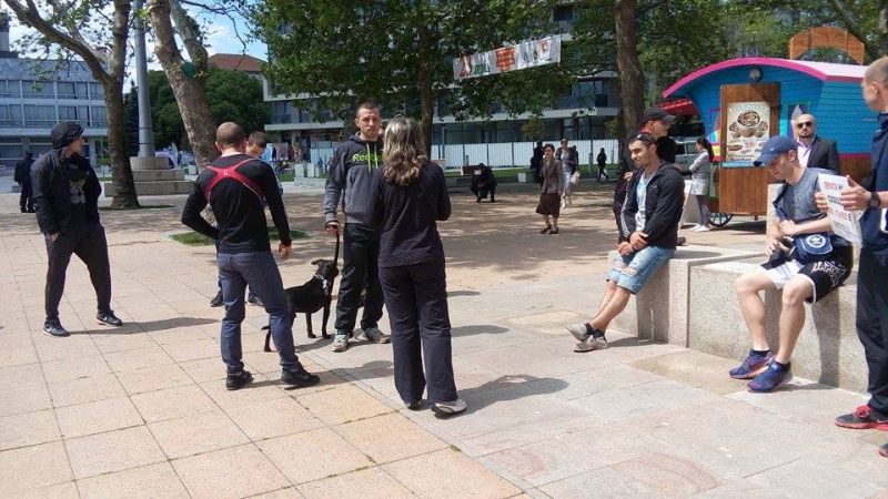 20 човека и едно куче се събраха пред съда да защитават Перата (Снимки)  - E-Burgas.com