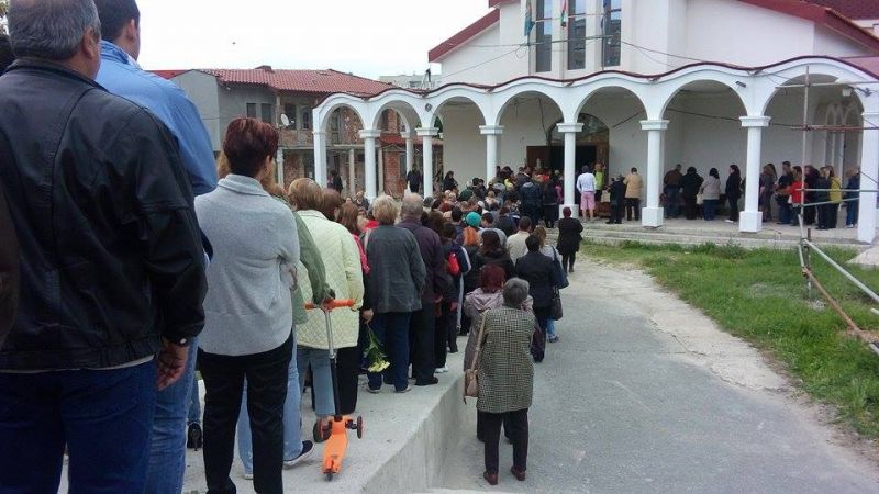 Стотици чакат с часове пред храма в Меден Рудник - E-Burgas.com