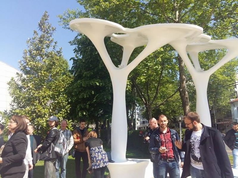Десетки студенти сефтосаха соларните дървета край Свободния - E-Burgas.com