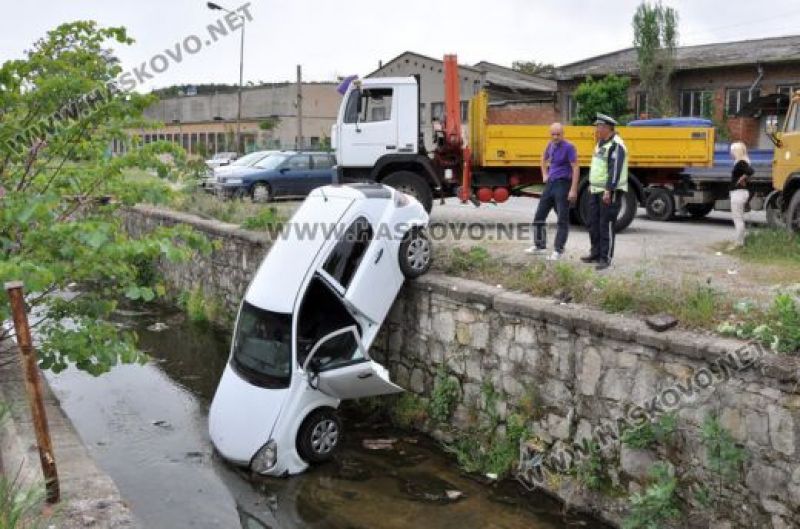 Атракция: Блондинка паркира колата си в канала (СНИМКИ) - E-Burgas.com