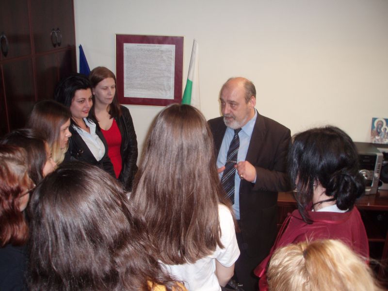 Ученици седнаха на стола на Апелативния прокурор в Бургас - E-Burgas.com