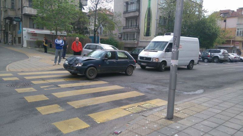 Верижна катастрофа на кръстовище в центъра на Бургас (снимки) - E-Burgas.com