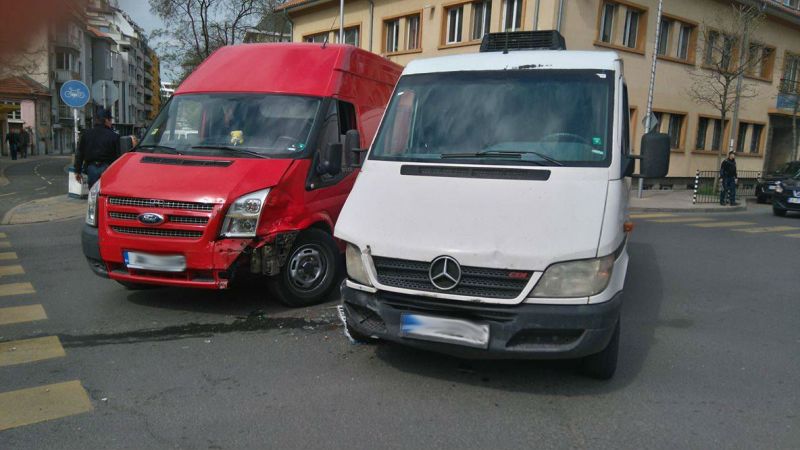 Верижна катастрофа на кръстовище в центъра на Бургас (снимки) - E-Burgas.com