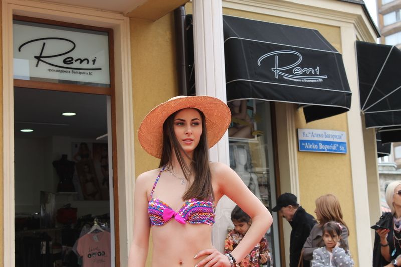 Горещи модели по бански повикаха лятото в Бургас (галерия) - E-Burgas.com