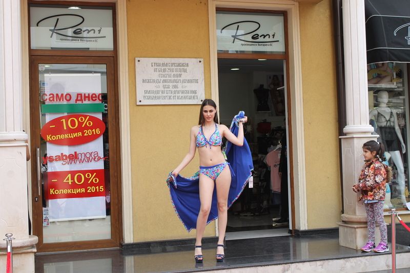 Горещи модели по бански повикаха лятото в Бургас (галерия) - E-Burgas.com