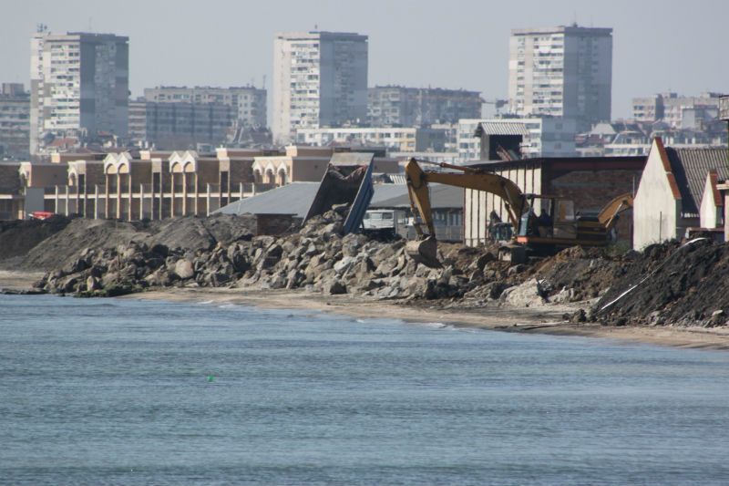 Багери затрупаха плажа на Солниците (снимки) - E-Burgas.com